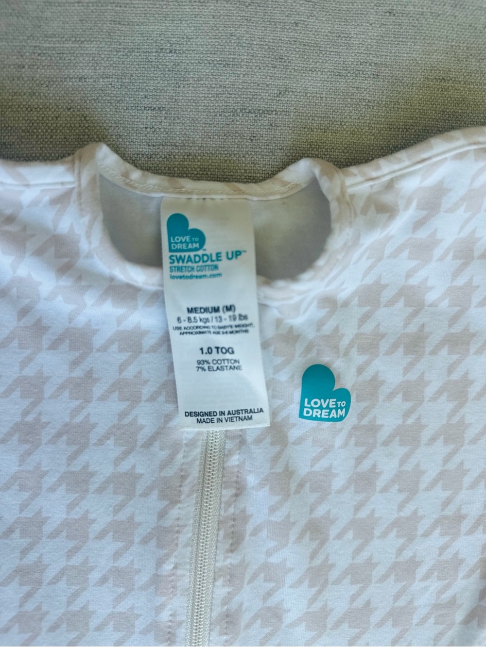 Love to Dream White Houndstooth Swaddle Suit 1.0 TOG size M - Picture 2 of 2